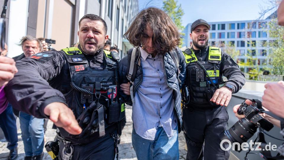 Der Mann wurde abgeführt. Bild: Michael Kappeler/dpa