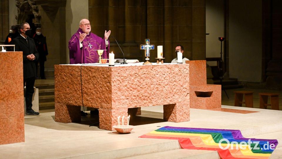 Kardinal Reinhard Marx, hier bei einem Queer-Gottesdienst, hat in seinem Bistum eine Handreichung in Kraft gesetzt, die Segensfeiern für homosexuelle Paare ermöglicht. (Archivbild) Bild: Tobias Hase/dpa