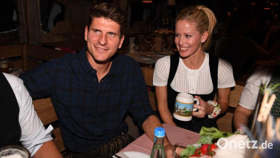 Mario Gomez und seine Frau Carina (r) sind inzwischen getrennt. (Archivbild) Bild: picture alliance / Felix Hörhager/dpa