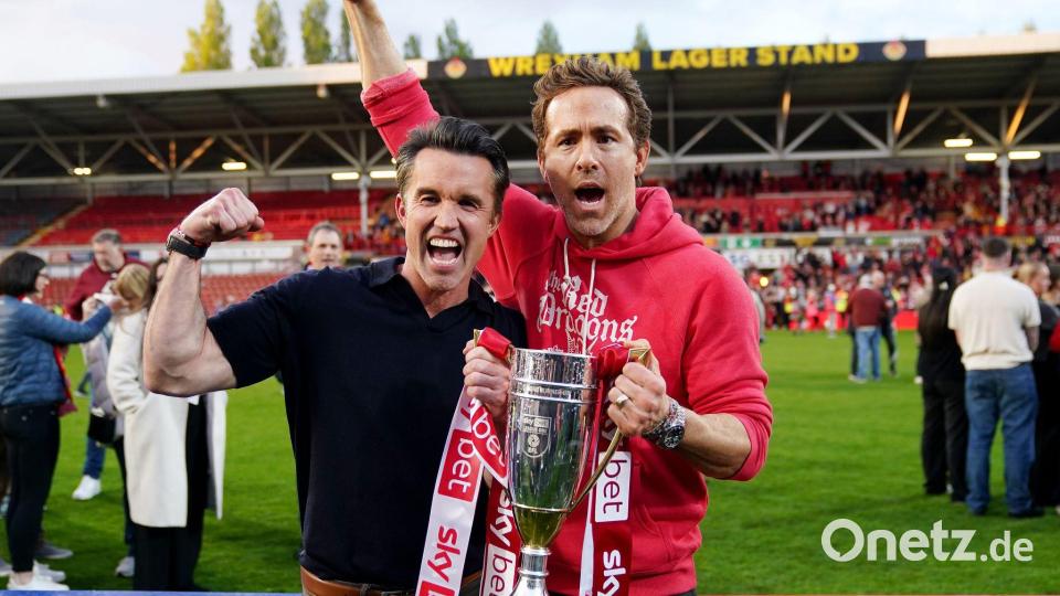 Seit der Übernahme durch die Hollywood-Stars Ryan Reynolds und Rob Mac geht es für den AFC Wrexham steil nach oben. Bis in die Premier League? (Archivbild) Bild: Martin Rickett/PA Wire/dpa