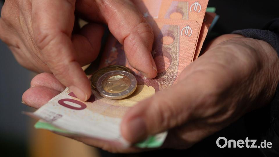 In Deutschland sind die Bezüge aus der gesetzlichen Rente im Schnitt nicht üppig. (Archivbild) Bild: Fernando Gutierrez-Juarez/dpa