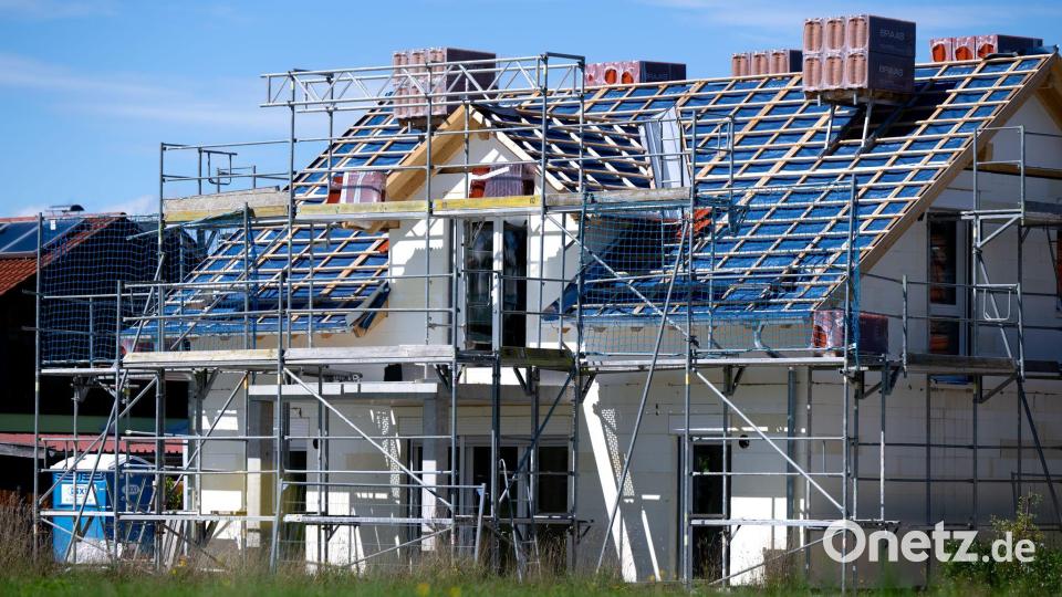 Viele Materialien haben sich mit dem Iran-Krieg verteuert, auf Hausbauer kommen Kostensteigerungen zu. (Symbolbild) Bild: Sven Hoppe/dpa