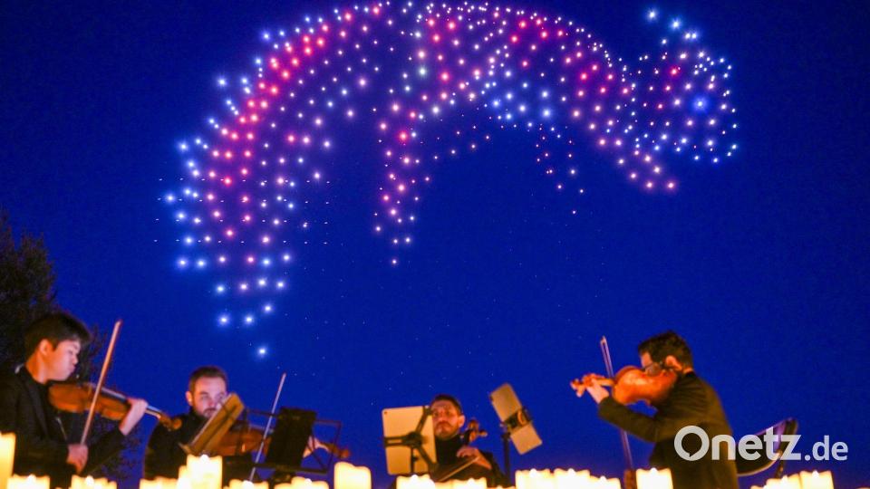 Sychronisierte Drohnen formen bei einer DroneArt Show Lichtbilder am Himmel über den Gärten der Welt in Berlin. Bild: Jens Kalaene/dpa