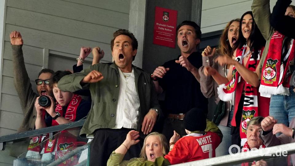 Die Clubinhaber Ryan Reynolds und Rob Mac gelten als leidenschaftliche Fans und sind regelmäßig bei den Spielen des AFC Wrexham. (Archivbild) Bild: Martin Rickett/PA Wire/dpa