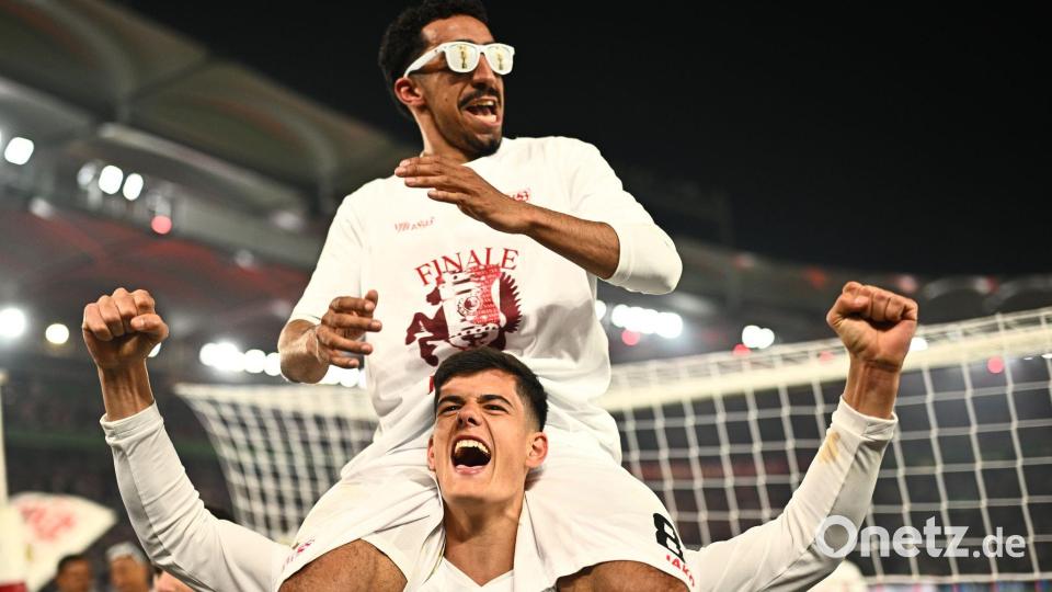 Chema Andres und Tiago Tomas vom VfB Stuttgart feiern nach dem Halbfinale im DFB-Pokal gegen den SC Freiburg den Sieg. Bild: Tom Weller/dpa