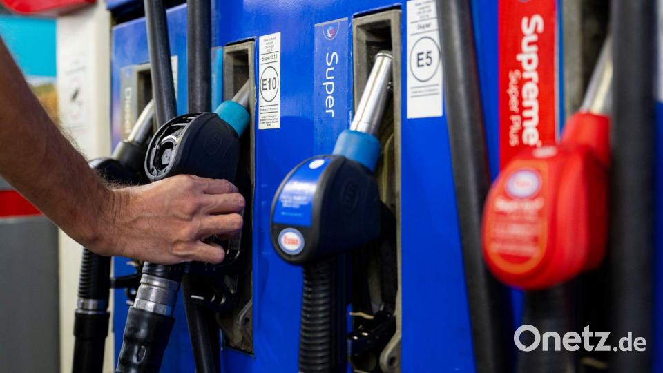An der Zapfsäule soll es günstiger werden. Symbolbild: Lennart Preiss/dpa