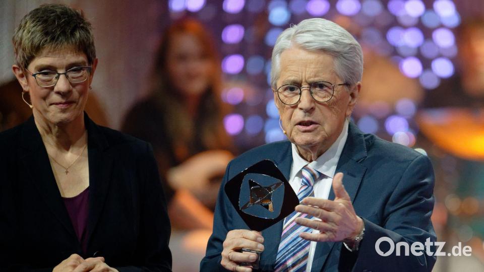 Preisträger Frank Elstner bei der Gala mit Annegret Kramp-Karrenbauer. Bild: Henning Kaiser/dpa