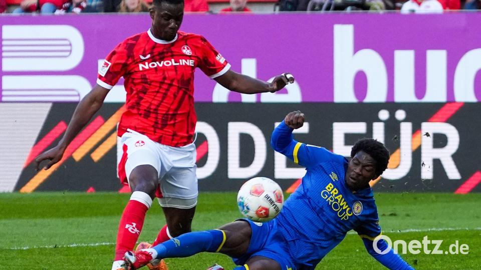 Im Zweikampf: Faride Alidou von Eintracht Braunschweig (r) und Maxwell Gyamfi vom 1. FC Kaiserslautern. Bild: Marc Schüler/dpa