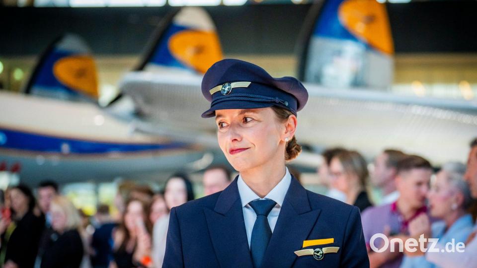Die neuen Uniformen der Lufthansa wurden gemeinsam mit Boss entworfen. Bild: Andreas Arnold/dpa