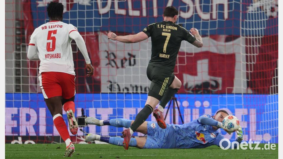 Leipzigs Torwart Maarten Vandevoordt (r.) klärt gegen Oliver Burke (m./1. FC Union Berlin). Bild: Jan Woitas/dpa