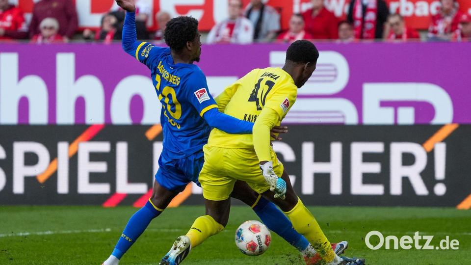 Braunschweigs Faride Alidou nimmt Kaiserslauterns Torwart Enis Kamga den Ball ab. Bild: Marc Schüler/dpa