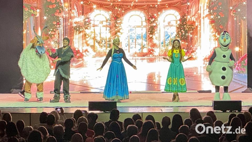 Elsa und Anna, die Schwestern aus dem Disney-Film Eiskönigin, mit ihren bekannten Gefährten auf der Eis-Bühne der Weidener Max-Reger-Halle. Bild: mgo