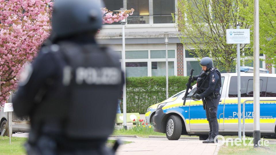 Einsatzkräfte der Polizei suchen am Krankenhaus in Pinneberg nach einer flüchtigen Person. Bild: Bodo Marks/dpa