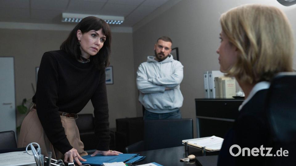 Szene aus „Tatort: Dunkelheit“ vom Hessischen Rundfunk (hr): Maryam Azadi (Melika Foroutan), Hamza Kulina (Edin Hasanović) und ihre Vorgesetzte Sandra Schatz (Judith Engel). Bild: Daniel Dornhöfer/ARD/HR/Degeto/Sommerhaus/dpa
