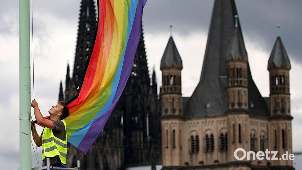 Segensfeiern für homosexuelle Paare sind in der katholischen Kirche umstritten. (Archivbild) Bild: Oliver Berg/dpa
