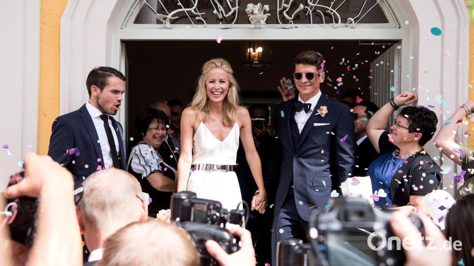 Mario Gomez (r) und seine Frau Carina heirateten vor fast zehn Jahren. (Archivbild) Bild: picture alliance / dpa