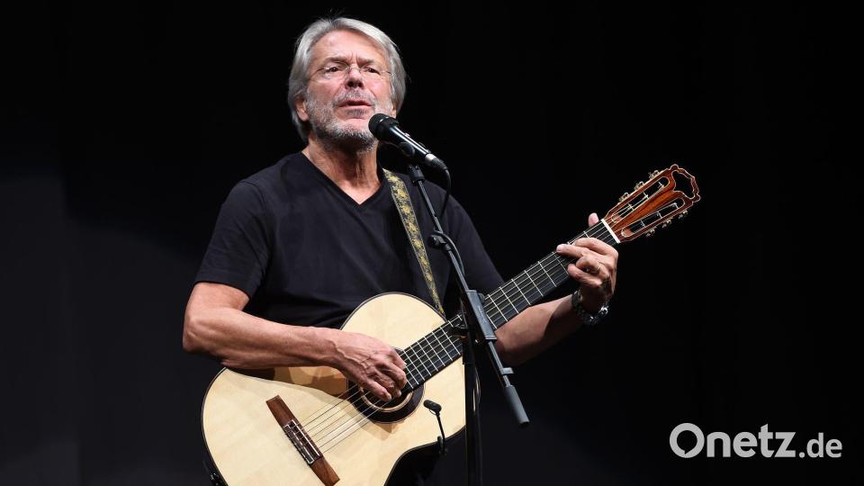 So kennen die Fans Reinhard Mey seit Jahrzehnten: Mit Gitarre auf der Bühne. (Archivbild) Bild: Swen Pförtner/dpa