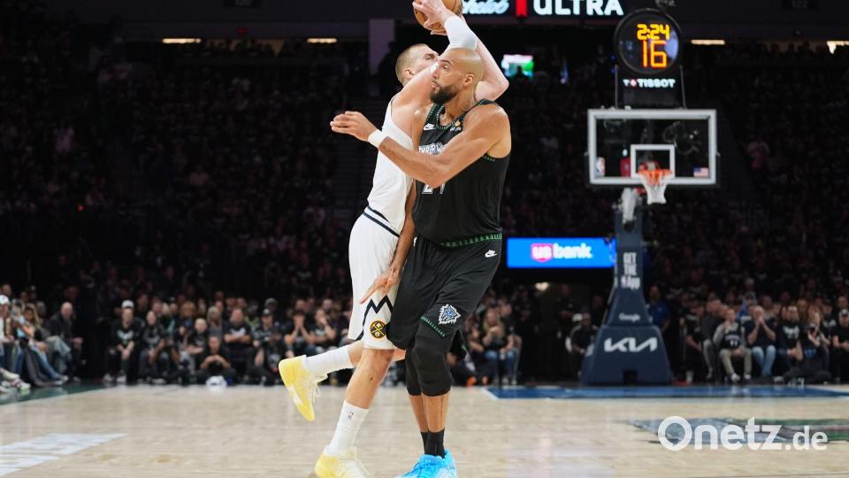 Rudy Gobert (rechts) machte Nikola Jokic das Leben schwer. Bild: Abbie Parr/AP/dpa