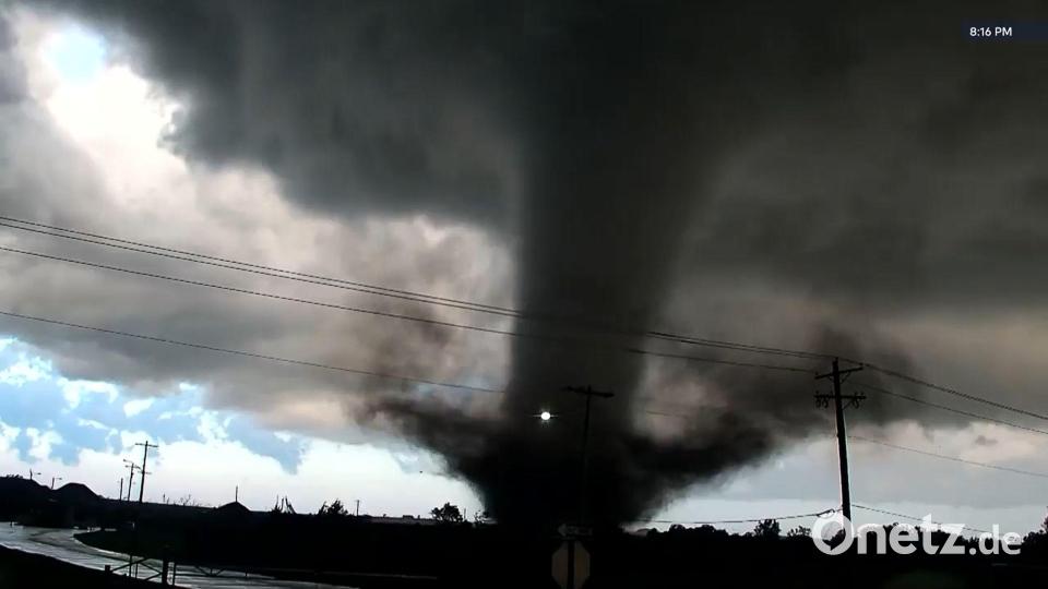 Im Auge des Sturms: Ein Tornado fegt über einen Highway im US-Bundesstaat Oklahoma. Bild: Uncredited/KWTV/KOTV via AP/dpa