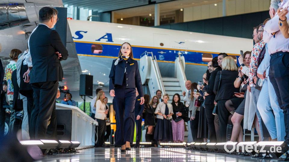 Interne Modenschau der Lufthansa. Bild: Andreas Arnold/dpa