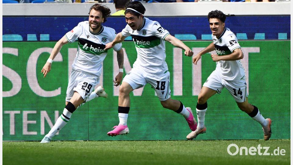 Hannover 96 jubelt in Karlsruhe. Bild: Uli Deck/dpa