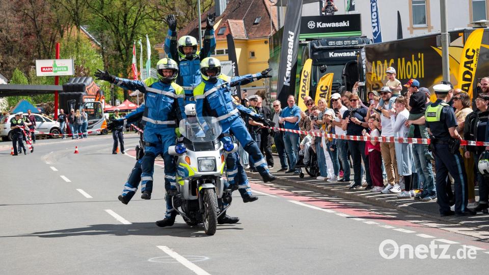 Kulmbach: „Ankommen statt Umkommen“ – Akrobatik bei Polizeishow und Stunt zu siebt auf einem Motorrad Bild: Daniel Vogl/dpa