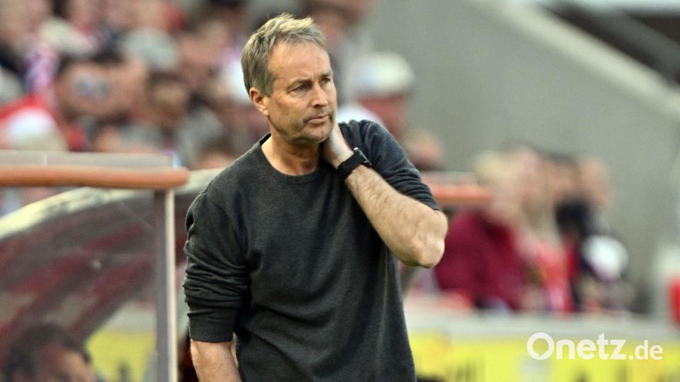 Leverkusens Trainer Kasper Hjulmand war mit dem Rasen in Köln nicht ganz zufrieden. Bild: Federico Gambarini/dpa