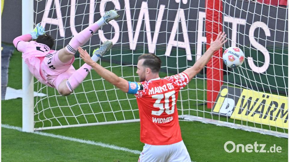 Bayern-Torwart Jonas Urbig wurde von seinen Vorderleuten öfter im Stich gelassen. Bild: Torsten Silz/dpa