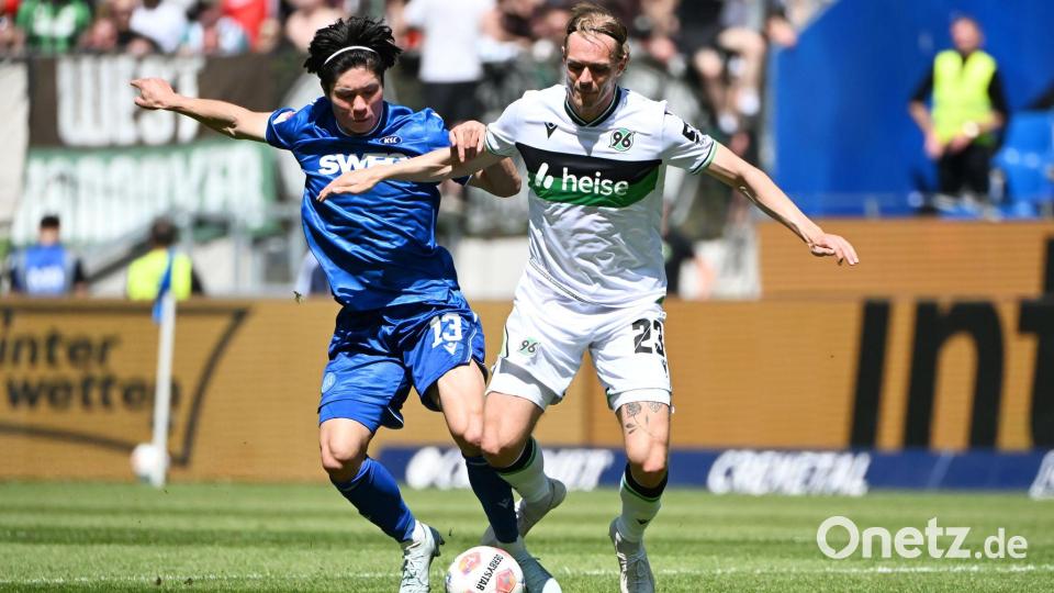 Lieferten sich ein umkämpftes Duell: KSC-Profi Shio Fukuda und Hannovers Stefan Teitur Thordarson Bild: Uli Deck/dpa