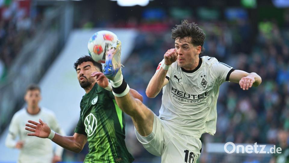 Voller Einsatz: Philipp Sander von Borussia Mönchengladbach (r) und Wolfsburgs Mohamed Amoura kämpfen um den Ball. Bild: Swen Pförtner/dpa