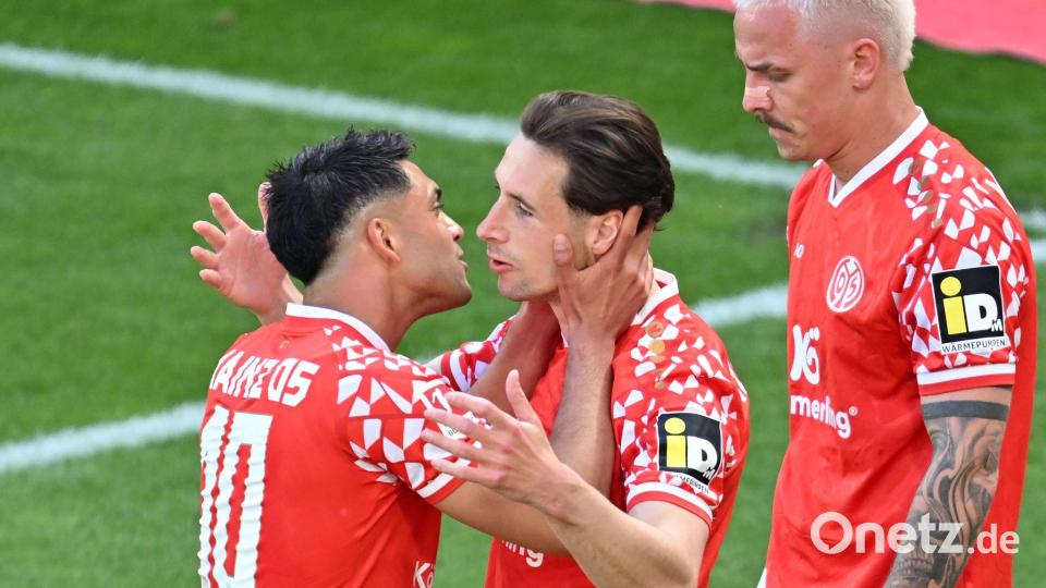 Küsschen für den Mainzer Torschützen zum 1:0: Nadiem Amiri (l) freut sich mit Dominik Kohr. Bild: Torsten Silz/dpa
