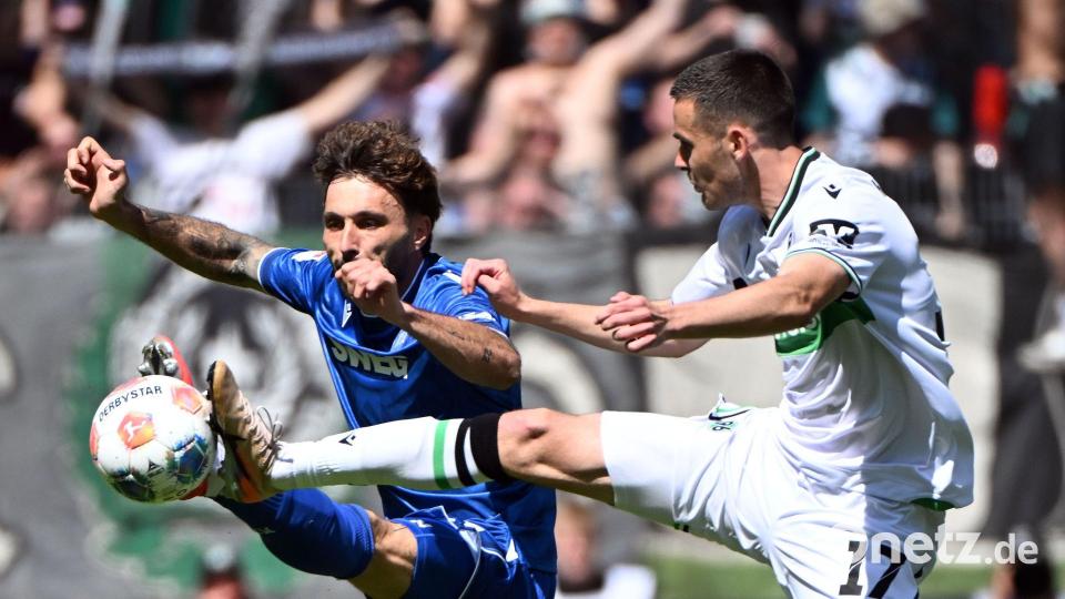 Im Zweikampf: KSC-Torschütze Fabian Schleusener (l) und Hannovers Bastian Allgeier. Bild: Uli Deck/dpa