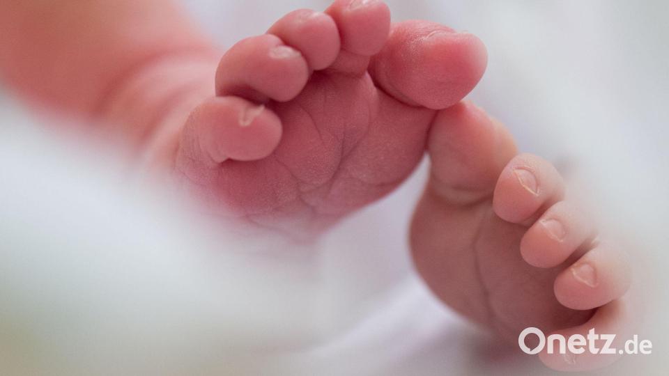 Beim Neugeborenen-Screening kommen neue Untersuchungen hinzu. (Symbolblid) Bild: Arno Burgi/dpa-Zentralbild/dpa