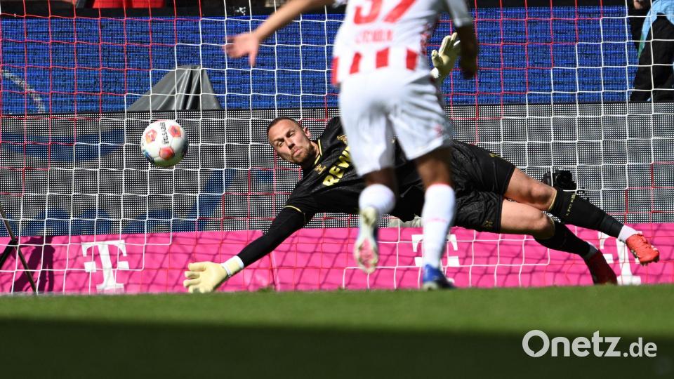 Patrik Schick verwandelt den Elfmeter zum 1:0 für Leverkusen. Bild: Federico Gambarini/dpa