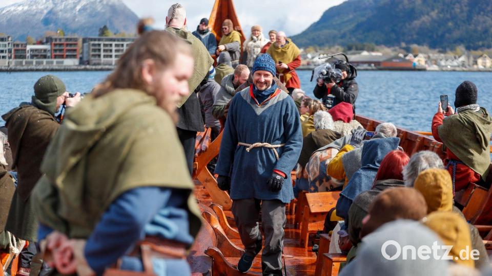 Nordfjordeid in Stad: Kronprinz Haakon auf dem Myklebust-Schiff – Fund aus Grabhügel am Hof Myklebust Bild: Frederik Ringnes/NTB/dpa