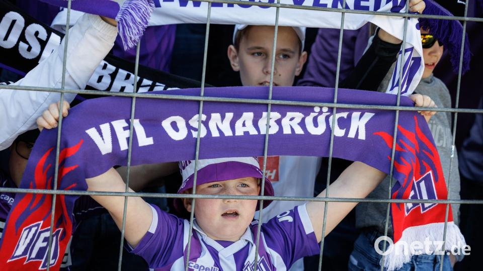 Fans des VfL Osnabrück beim Spiel gegen den SC Verl. Bild: David Ebener/dpa
