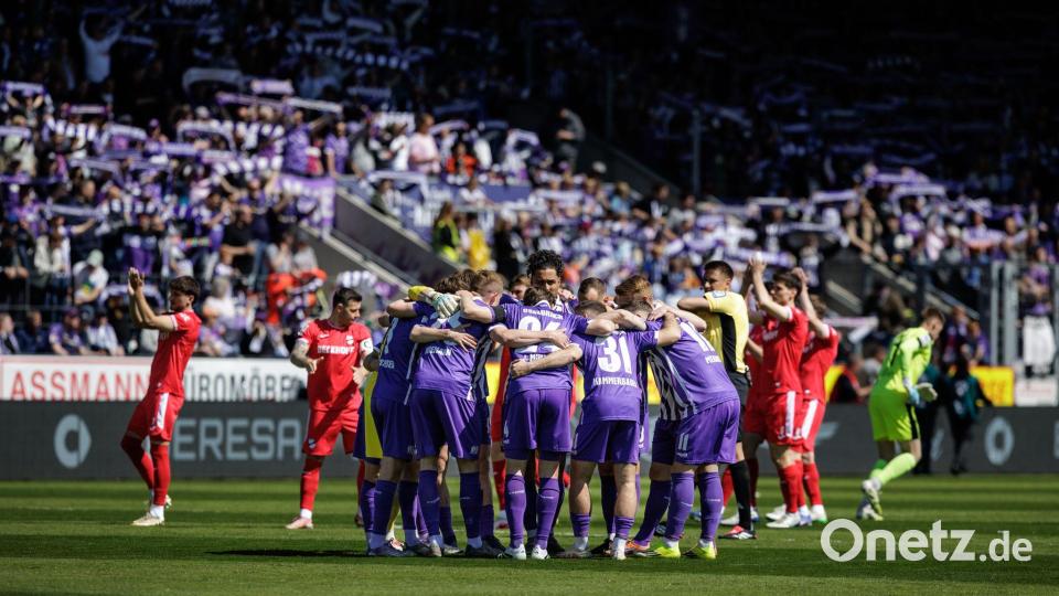 Die Spieler des VfL Osnabrück vor dem Spiel gegen Verl. Bild: David Ebener/dpa