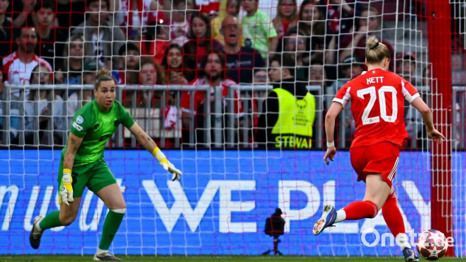 Bayern-Verteidigerin Franziska Kett traf in dieser Szene zum 1:1 - und sah kurz darauf Rot. Bild: Sven Hoppe/dpa