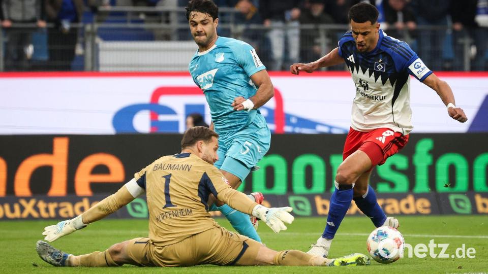 Hoffenheims Nationaltorhüter Oliver Baumann (l) verschuldete den Foulelfmeter gegen Robert Glatzel (r). Bild: Christian Charisius/dpa