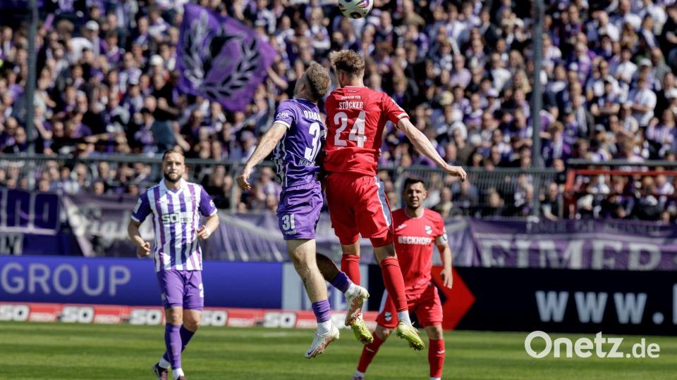 Osnabrücks Patrick Kammerbauer (l) und Verls Michel Stöcker im Kopfballduell. Bild: David Ebener/dpa