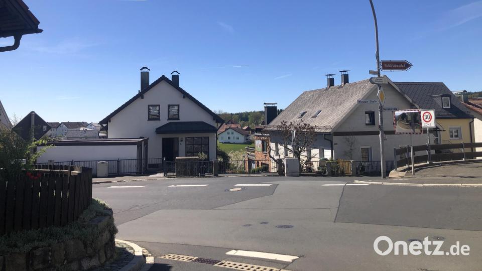 Noch unverwirklicht ist die Wasserleitung-Querverbindung im Bereich der Kreuzung Rathausstraße/Waldstraße. Die Marktgemeinde will in die Wasserversorgung investieren. Bild: wro