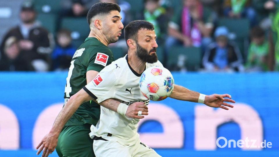 Im Zweikampf: Gladbachs Franck Honorat (r) wird vom Wolfsburger Konstantinos Koulierakis bedrängt. Bild: Swen Pförtner/dpa