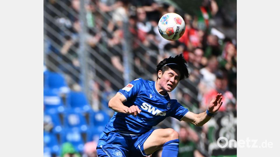 Karlsruhes Shio Fukuda beim Kopfball. Bild: Uli Deck/dpa