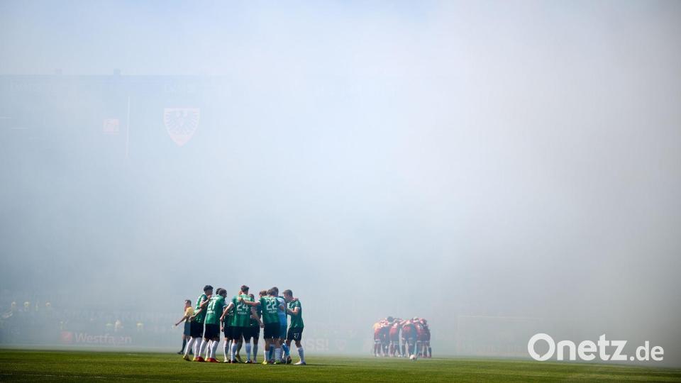 Nichts zu sehen: Pyrotechnik vernebelt vor dem Zweitligaspiel Preußen Münster gegen Arminia Bielefeld das Stadion. Bild: Bernd Thissen/dpa