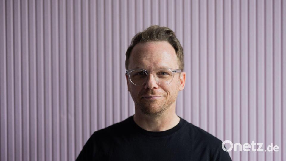 In der neuen RTL-Quizshow tritt ein Kandidat gegen ein 200-köpfiges Publikum an und muss bei Schätzfragen besser liegen als die kollektiven Antworten. Bild: Rolf Vennenbernd/dpa