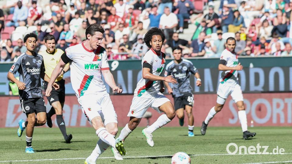 Michael Gregoritsch hat für Augsburg gefährliche Aktionen. Bild: Daniel Löb/dpa