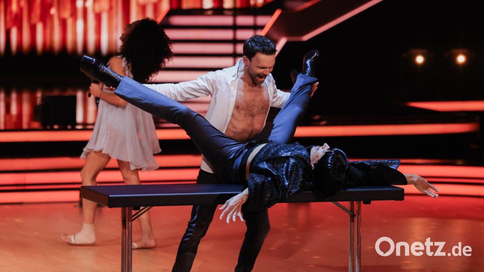 Die wohl kurioseste Szene des Abends: Jorge González und der Tisch. Bild: Rolf Vennenbernd/dpa