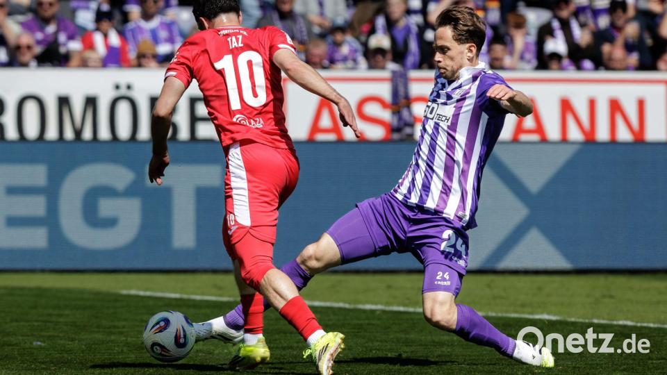 Osnabrücks Jannik Müller (r) verliert den Zweikampf vor dem Tor zum 0:1 gegen Verls Berkan Taz. Bild: David Ebener/dpa