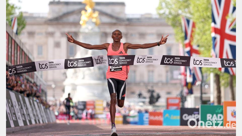 Weltrekord: Sebastian Sawe aus Kenia läuft in London als erster Mensch der Welt einen Marathon unter zwei Stunden. Bild: Ian Walton/AP/dpa