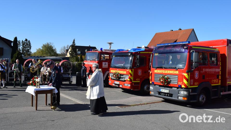 Kommandant Dieter Schweiger begrüßte die Gäste zur Fahrzeugweihe der Werksfeuerwehr Flachglas. Bild: bnr